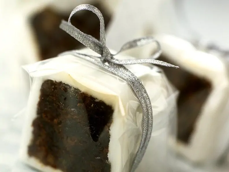 Früchtekuchen im Marzipanmantel
