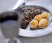 Kartoffeln in Knoblauchbutter und Hirschrücken