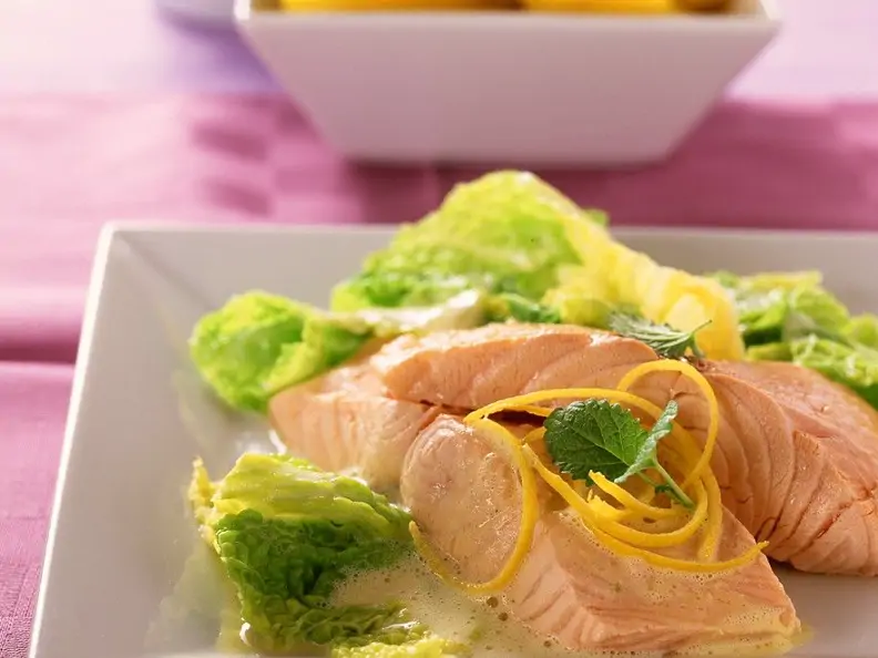 Gedämpfter Lachs mit Wirsinggemüse