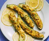Gefüllte Zucchini mit Avocado und Käse