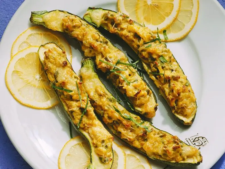 Gefüllte Zucchini mit Avocado und Käse