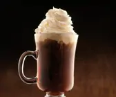 Kaffee mit Schlagsahne und Likör