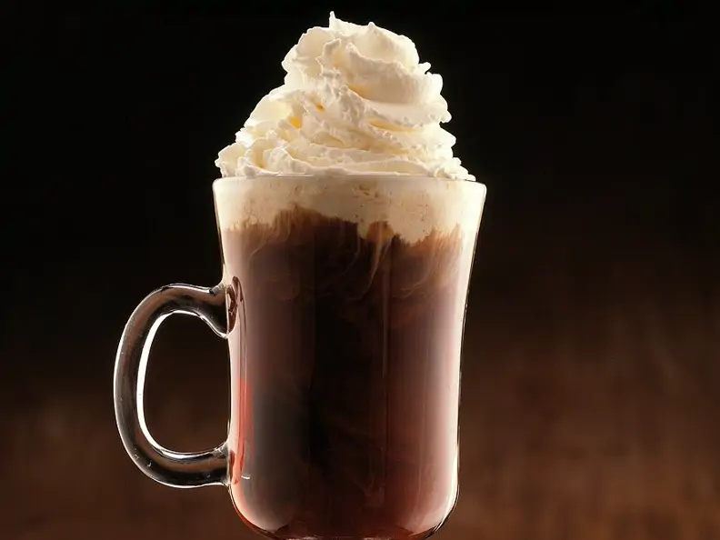 Kaffee mit Schlagsahne und Likör