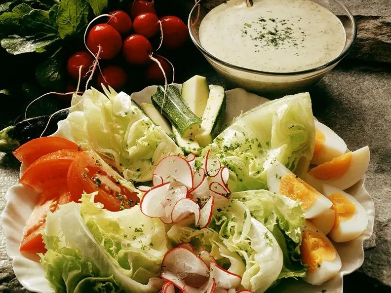 Gemischter Salat mit Sahnedressing