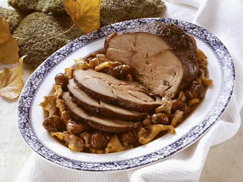 Rehbraten mit Maroni und Pilzen