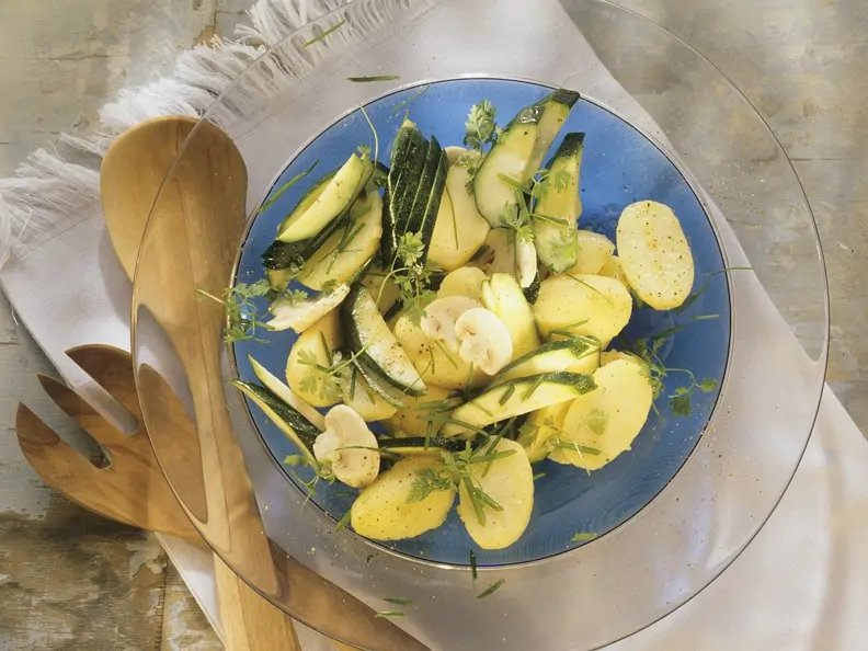 Kartoffelsalat mit Zucchini und Champignons