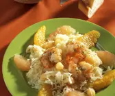 Sauerkraut mit Früchten und Shrimps