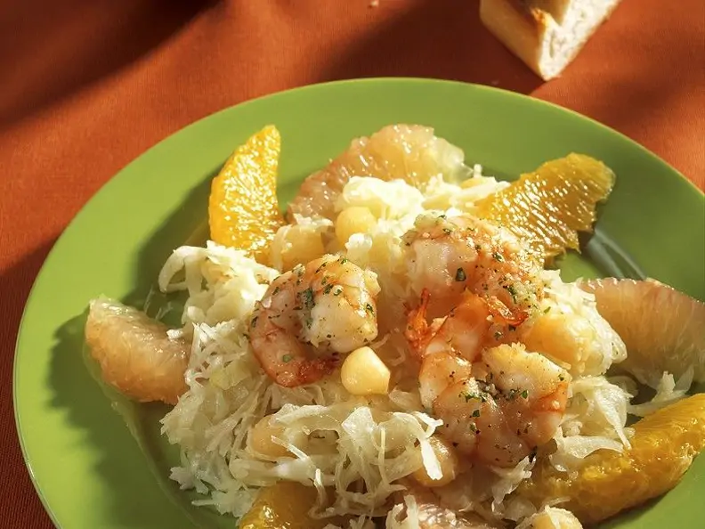 Sauerkraut mit Früchten und Shrimps