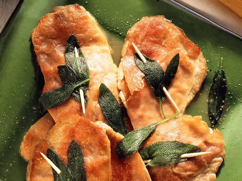 Kalbsschnitzelchen mit Salbei und Schinken