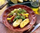 Bunter Salat mit überbackenen Kartoffeln