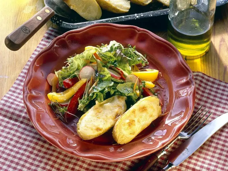 Bunter Salat mit überbackenen Kartoffeln