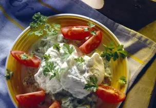 Verlorene Eier mit cremiger Kräutersauce