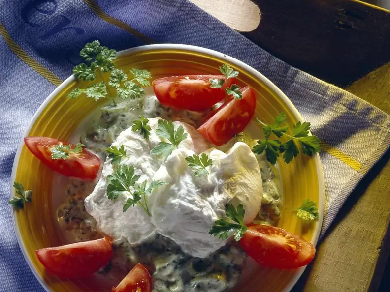 Verlorene Eier mit cremiger Kräutersauce