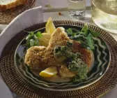 Panierte Kalbshaxe mit Petersiliensauce