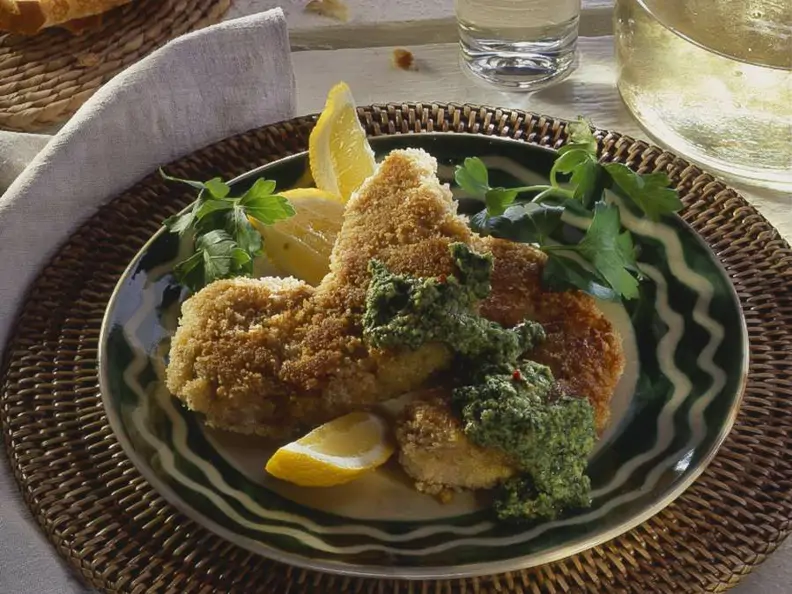 Panierte Kalbshaxe mit Petersiliensauce