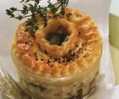 Gebackene Pilze mit Blätterteighaube