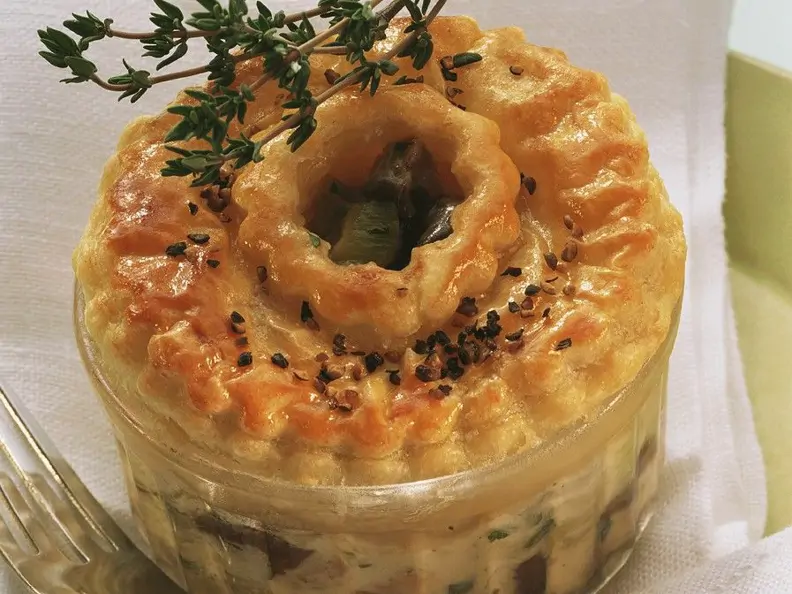 Gebackene Pilze mit Blätterteighaube