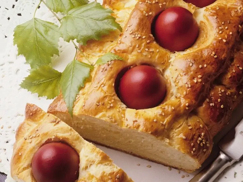 Hefebrot mit Ostereiern