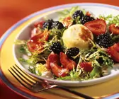 Friseesalat mit Beeren und Ziegenkäse