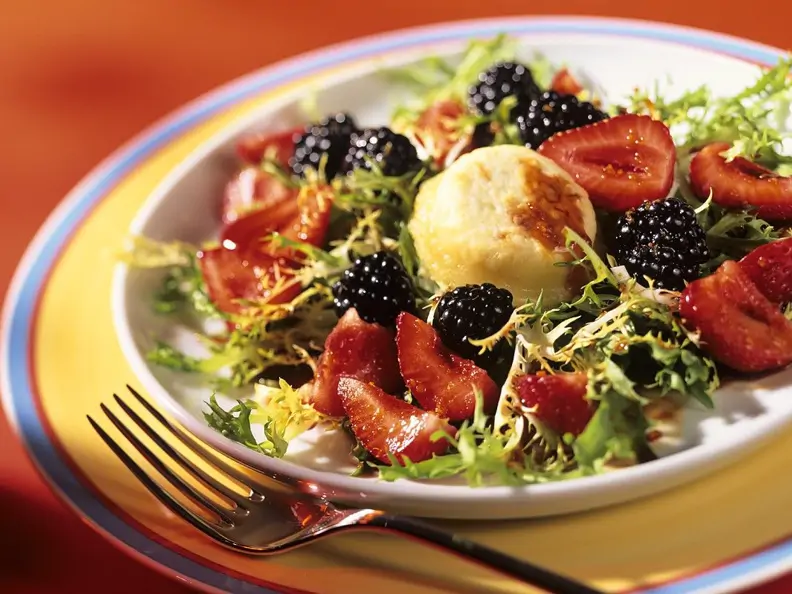 Friseesalat mit Beeren und Ziegenkäse