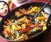 Fruchtiges Hähnchen mit Gemüse aus dem Wok