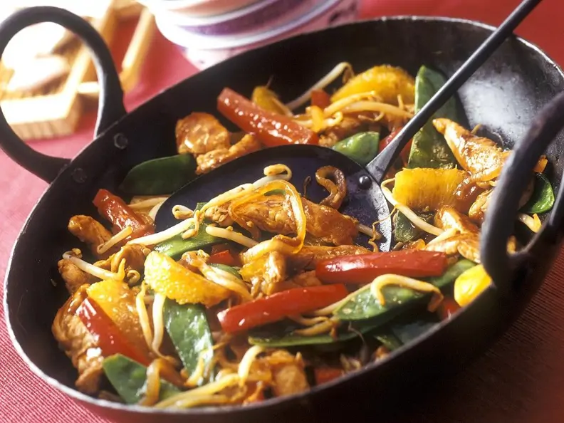 Fruchtiges Hähnchen mit Gemüse aus dem Wok