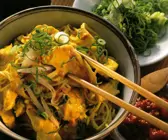 Putencurry mit Eiernudeln