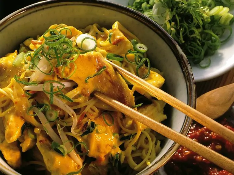 Putencurry mit Eiernudeln
