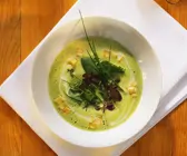 Spinat-Krätuercremesuppe mit Kartoffelwürfeln