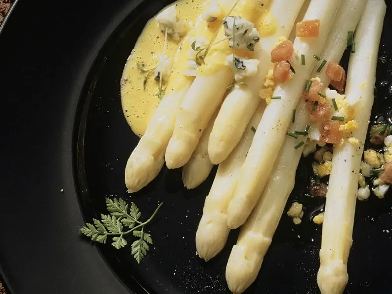 Spargel mit dreierlei Saucen