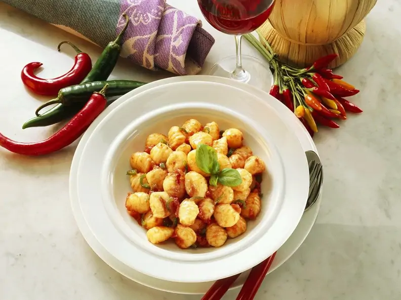 Gnocchi mit scharfer Tomatensauce