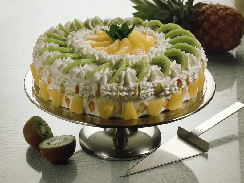 Sahnetorte mit Früchten