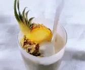 Joghurt mit Müsli und Ananas