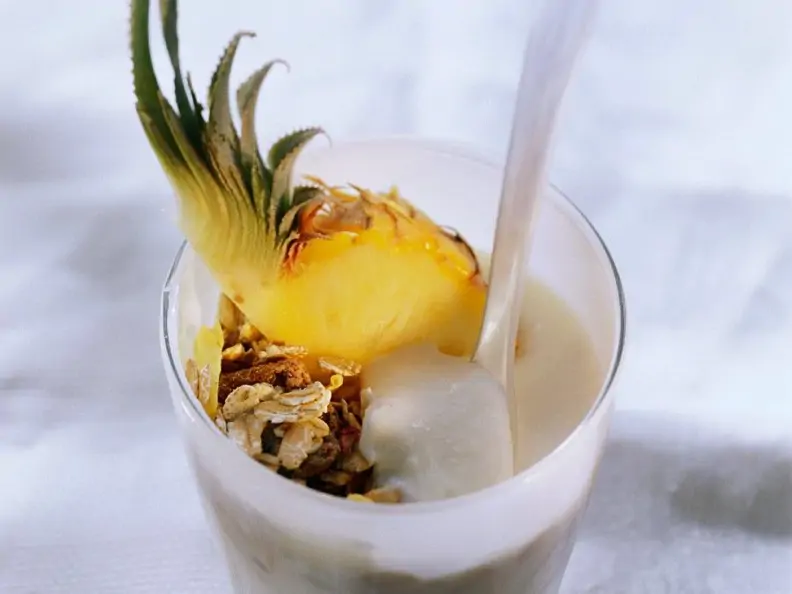 Joghurt mit Müsli und Ananas