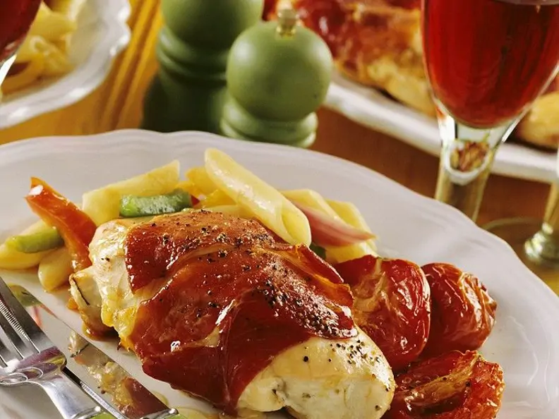Hähnchenbrust im Schinkenmantel mit Penne