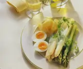 Gemischer Spargel mit Kerbelcreme