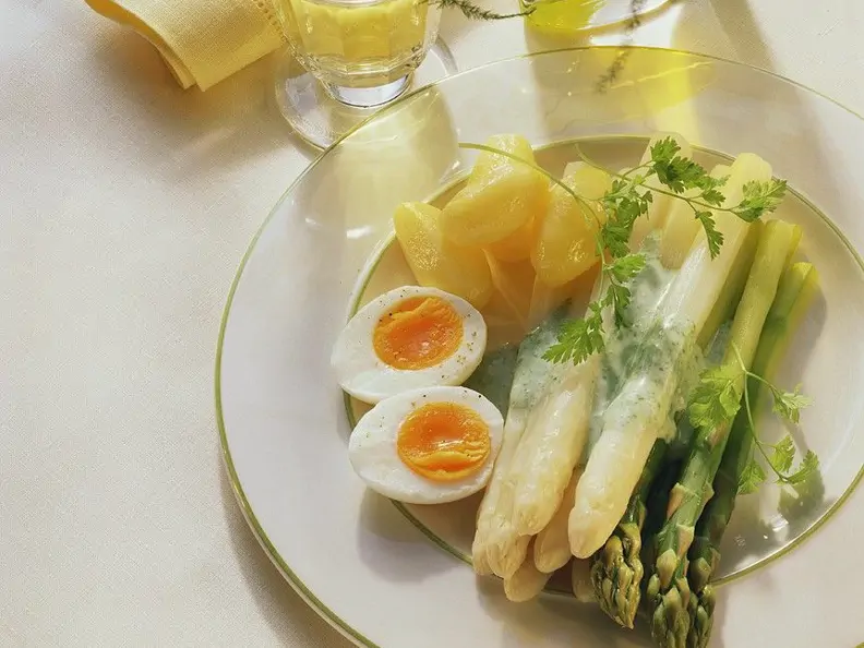 Gemischer Spargel mit Kerbelcreme