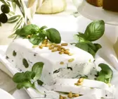 Gorgonzola-Terrine mit Pinienkernen