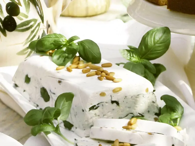Gorgonzola-Terrine mit Pinienkernen