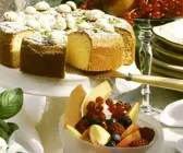 Mandelkuchen mit Fruchtsalat