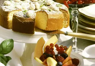Mandelkuchen mit Fruchtsalat