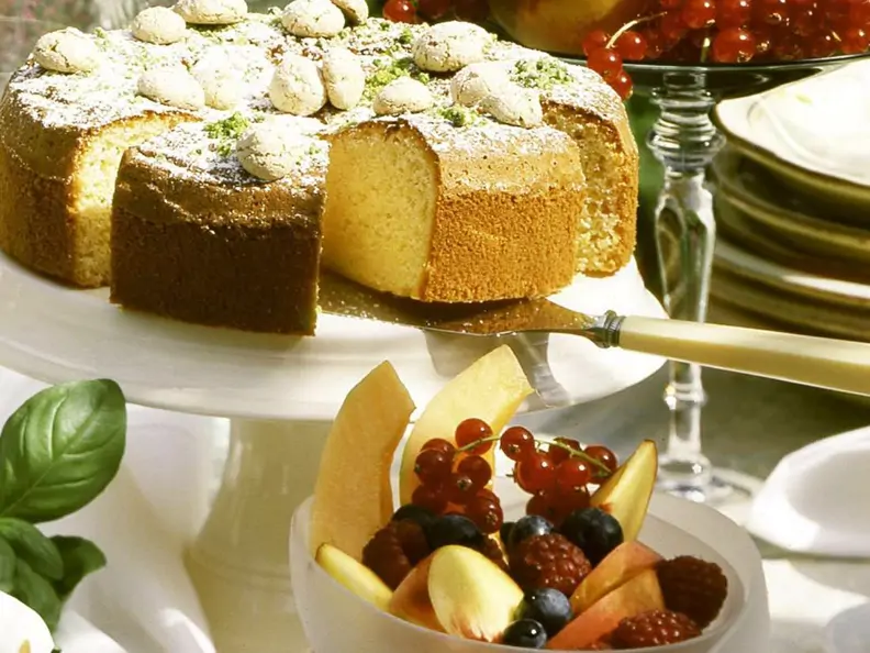Mandelkuchen mit Fruchtsalat