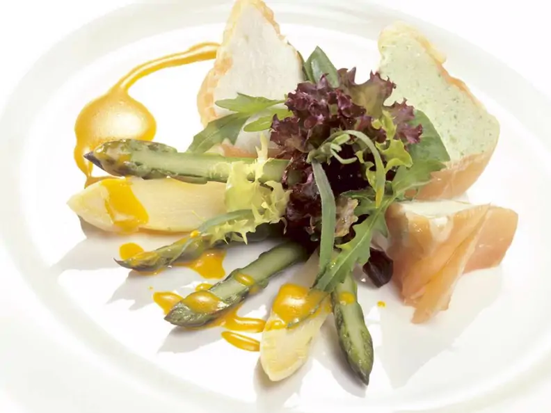 Spargelmousse mit Lachs