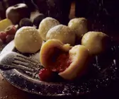 Brandteigklöße mit Fruchtfüllung