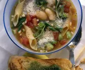 Vegetarische Minestrone mit dicken Bohnen und Nudeln