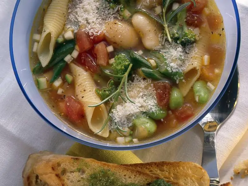 Vegetarische Minestrone mit dicken Bohnen und Nudeln