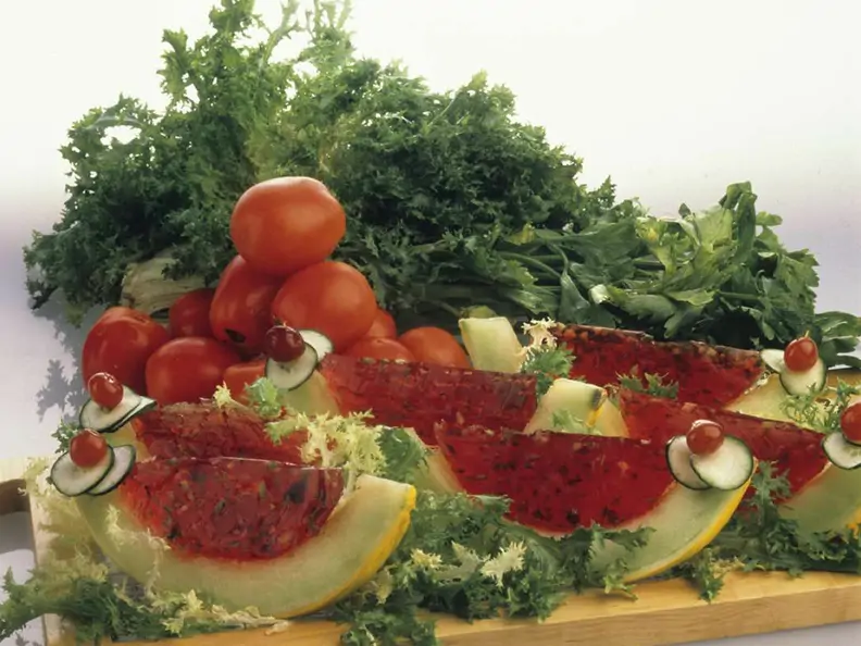 Tomatensülze in Melone