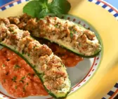 Gefüllte Zucchini mit Lammhackfleisch und Tomatensauce