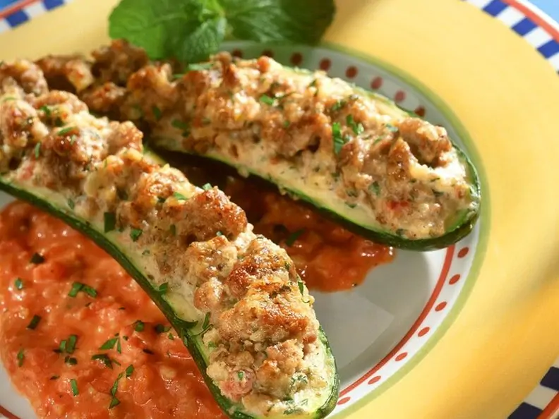 Gefüllte Zucchini mit Lammhackfleisch und Tomatensauce
