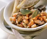 Bohnentopf mit Steinpilzen und Tomaten